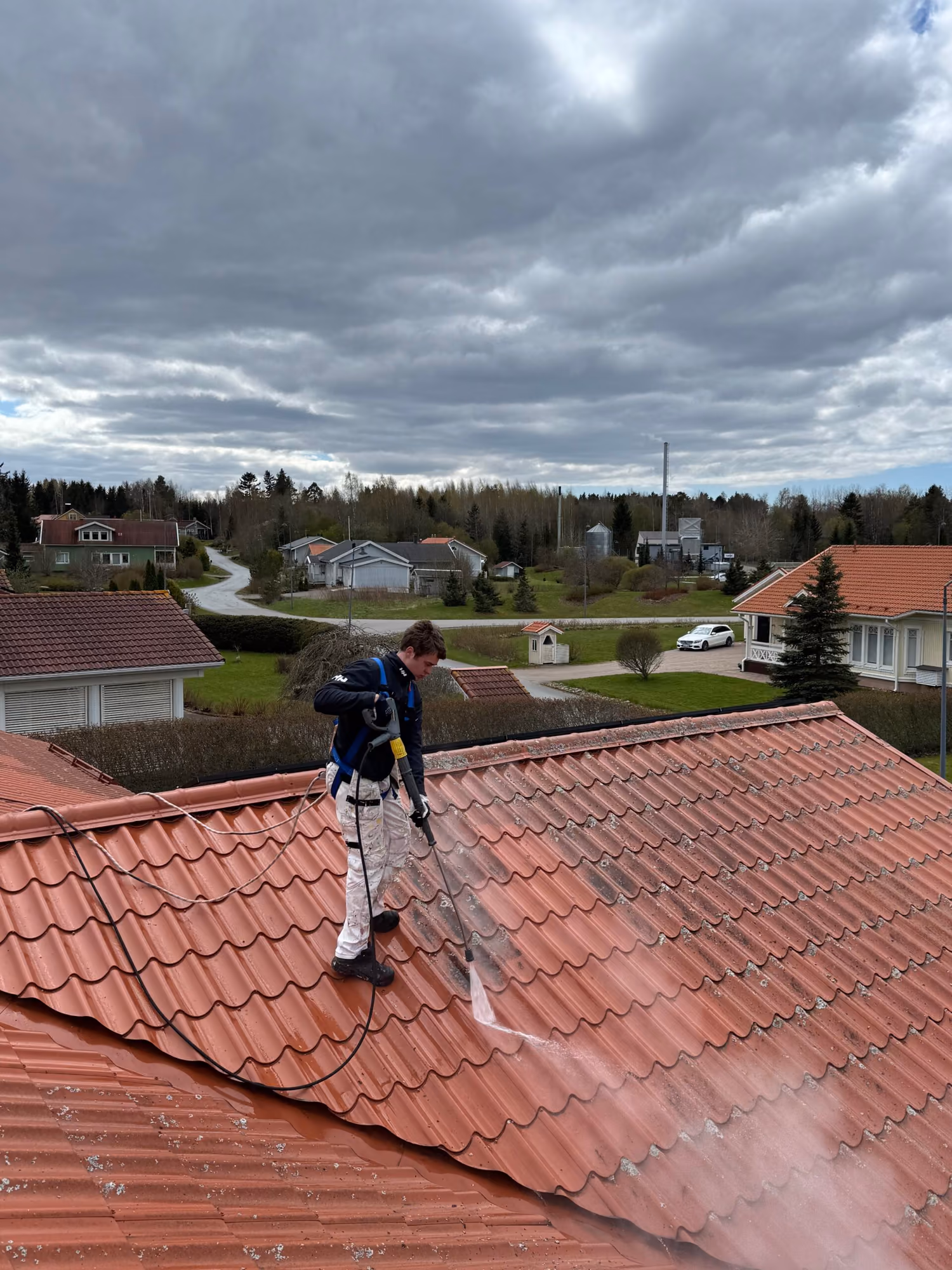 Painepesu käynnissä punaisella tiilikatolla