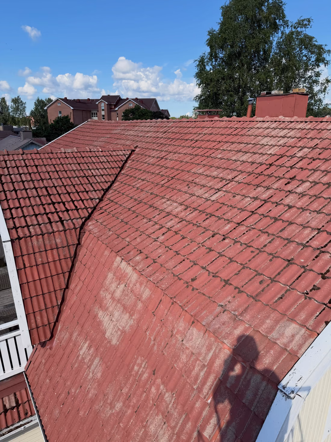 Tiilikatto ennen pinnoitusta, haalistunut ja laikukas punainen pinta