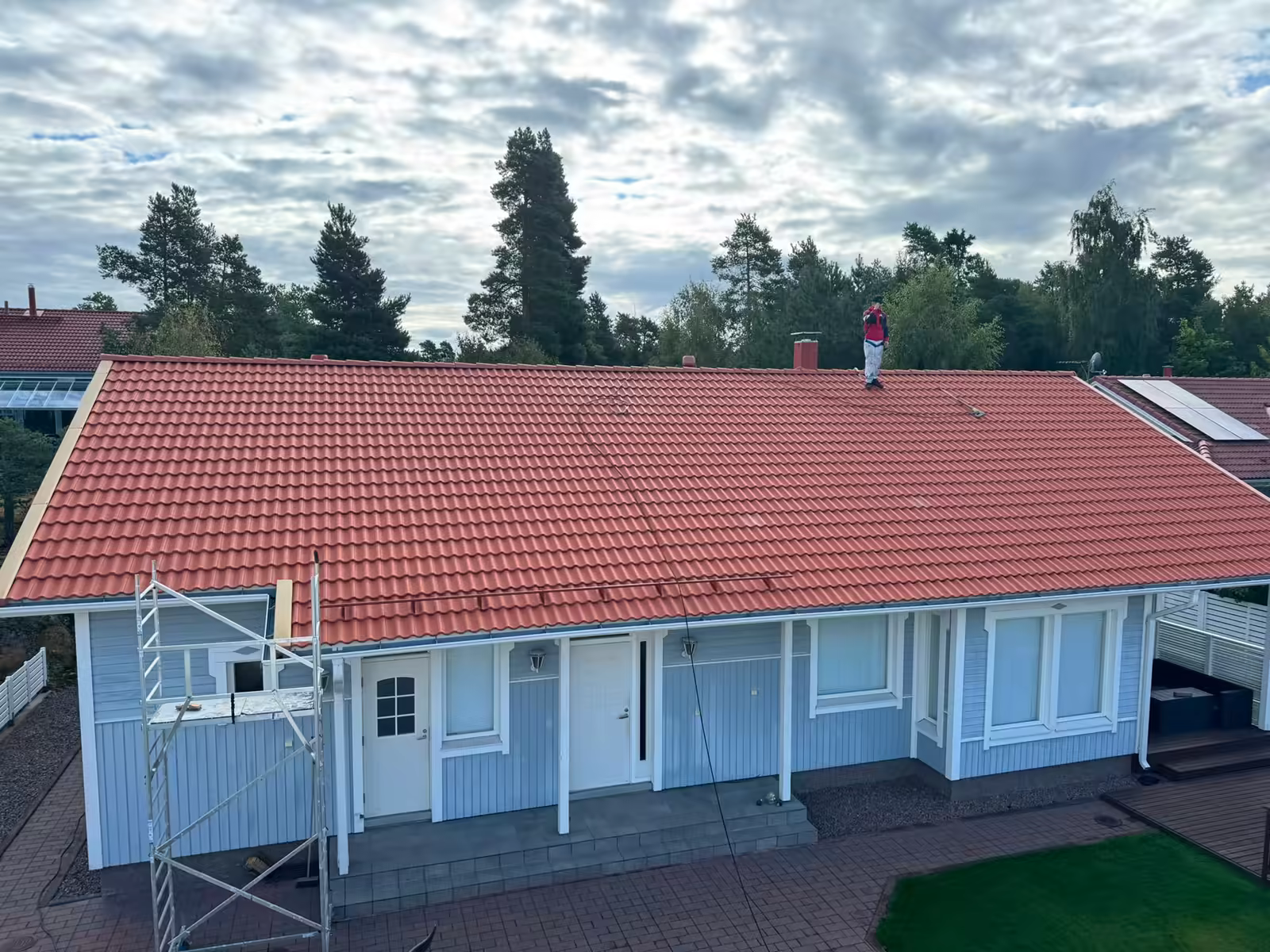 Sama tiilikatto pesun jälkeen, tasainen ja puhdas tiilenpunainen pinta